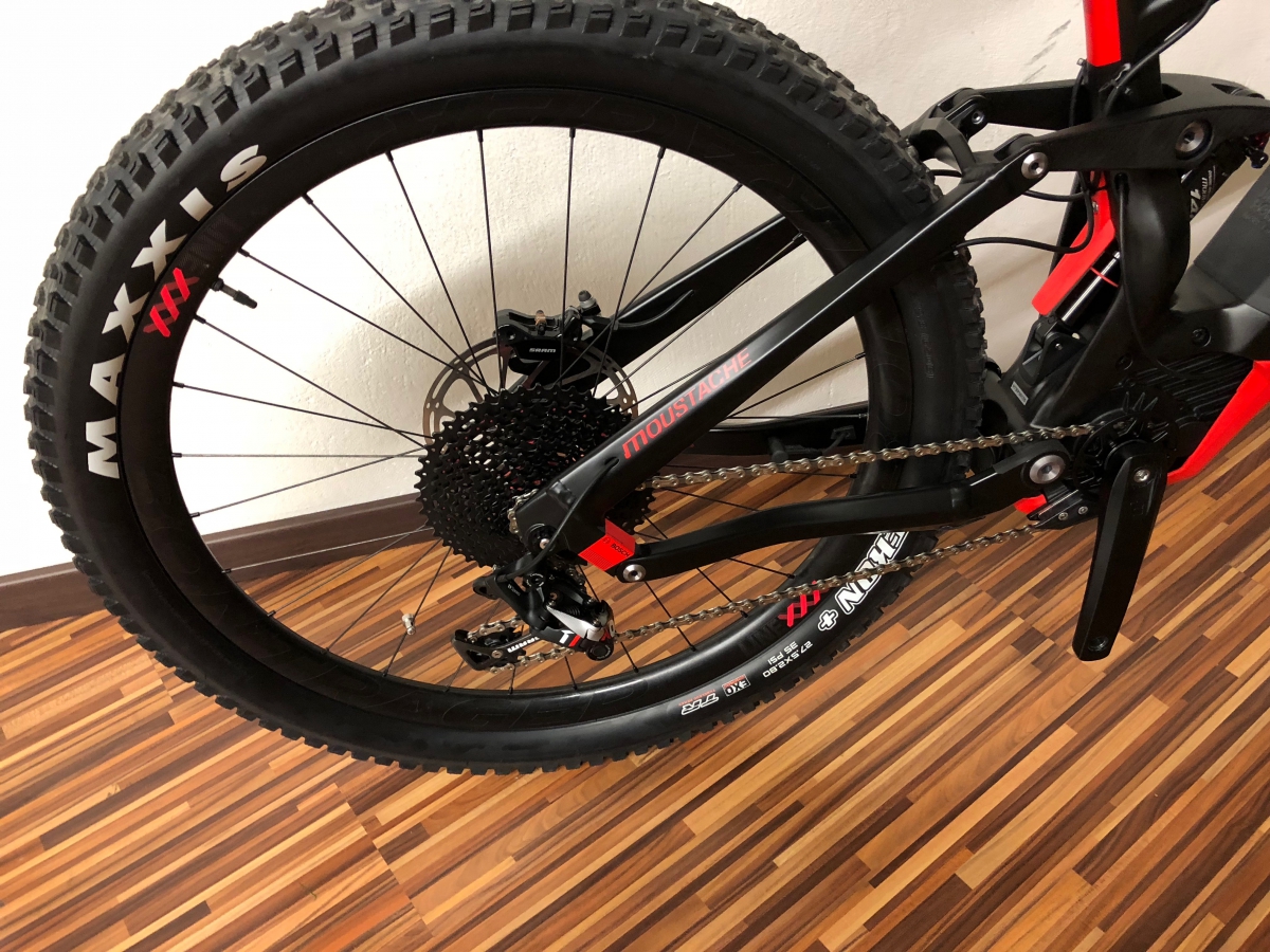 moustache race 9 carbon