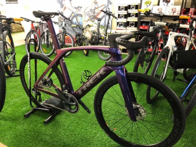 Madone SLR7 Di2 Purple Phaze Bike World Lux