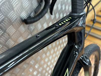 Giant Revolt Advanced 2 Bike World Lux